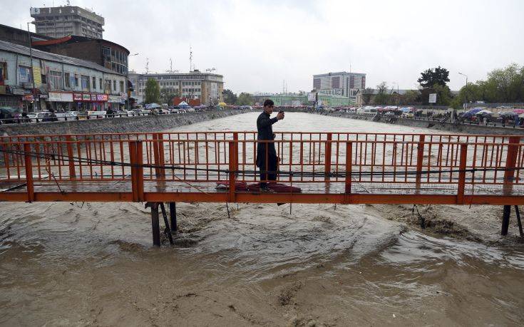 Disaster selfie, η μόδα που είναι βαμμένη με αίμα