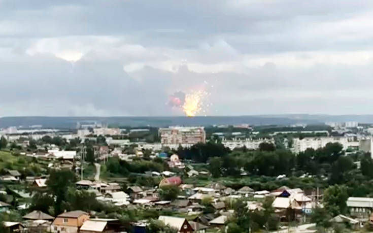 Ρωσία: Η πυρκαγιά στις αποθήκες πυρομαχικών στη Σιβηρία ενδέχεται να επεκταθεί