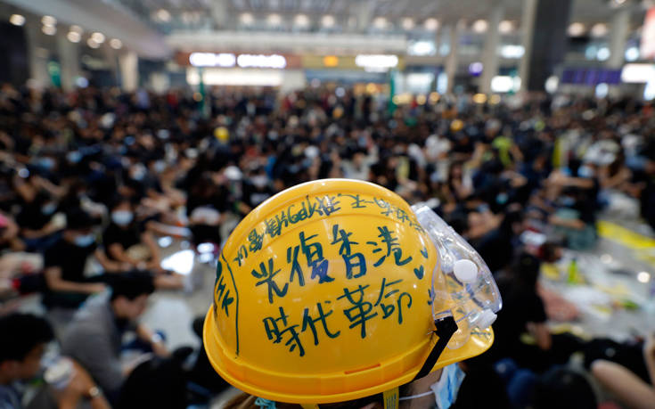 Στο αεροδρόμιο του Χονγκ Κονγκ οι διαδηλωτές, ενημερώνουν τους ταξιδιώτες