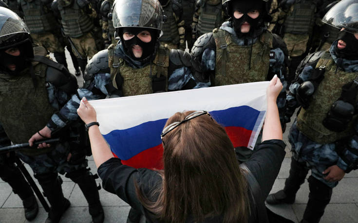 Κρεμλίνο: Πλήρως δικαιολογημένη η αυστηρότητα της ρωσικής αστυνομίας στις διαδηλώσεις