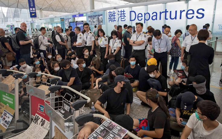 Κλιμακώνεται η ένταση στο Χονγκ Κονγκ, στο αεροδρόμιο και σήμερα εκατοντάδες διαδηλωτές