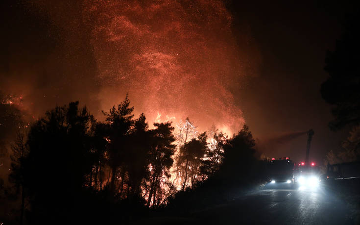 Μάχη με τις αναζωπυρώσεις δίνουν οι πυροσβέστες στην κεντρική Εύβοια