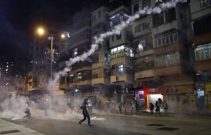 Συνεχίζονται οι συγκρούσεις στο Χονγκ Κονγκ, δακρυγόνα από την αστυνομία