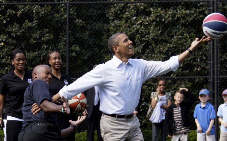 Το εξωφρενικό ποσό που πουλήθηκε μια φανέλα μπάσκετ του Μπαράκ Ομπάμα
