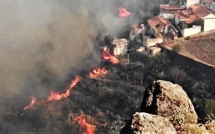 Σε ύφεση η πυρκαγιά στο ισπανικό νησί Γκραν Κανάρια