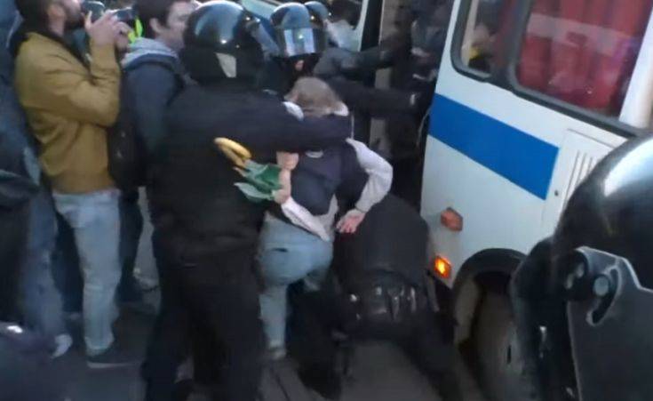 Αστυνομικός γρονθοκοπεί διαδηλώτρια στη Ρωσία και προκαλεί οργή