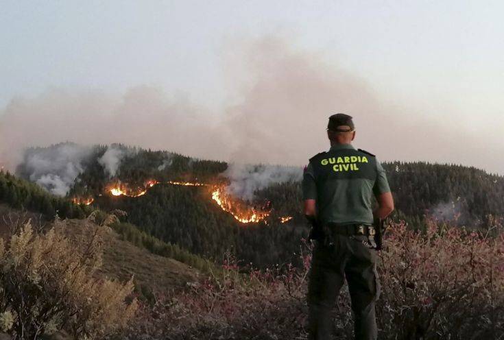 Συνεχίζεται η μάχη με τις φλόγες στο νησί Γκραν Κανάρια της Ισπανίας