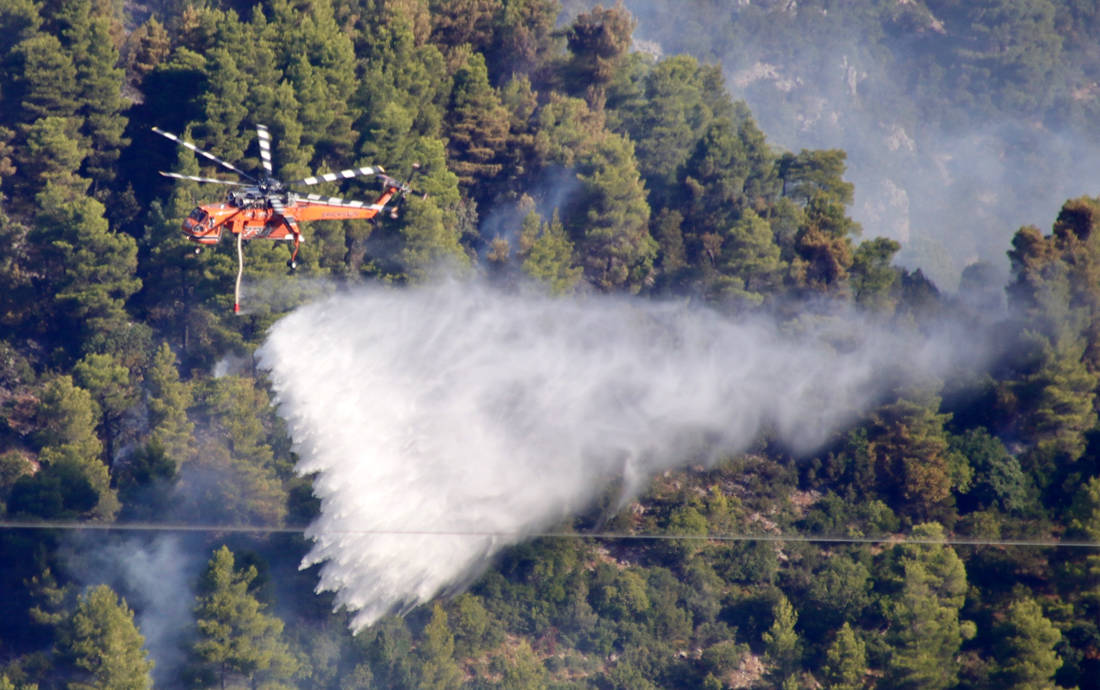 Μάχη με την πύρινη λαίλαπα στην Εύβοια, αντιπυρικές ζώνες για να περιοριστούν τα μέτωπα, εκκενώθηκαν 4 χωριά