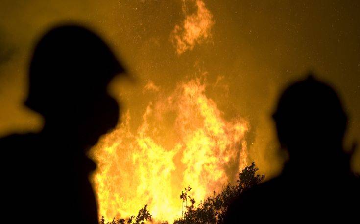 Κωμοπόλεις εκκενώνονται σε νησί της Ισπανίας λόγω πυρκαγιάς