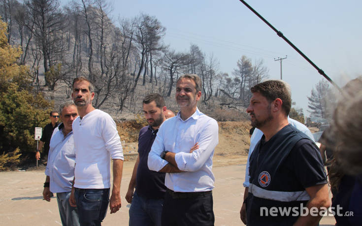 Φωτιά στην Εύβοια: Επιθεώρηση στα καμένα από Μητσοτάκη και Μπακογιάννη