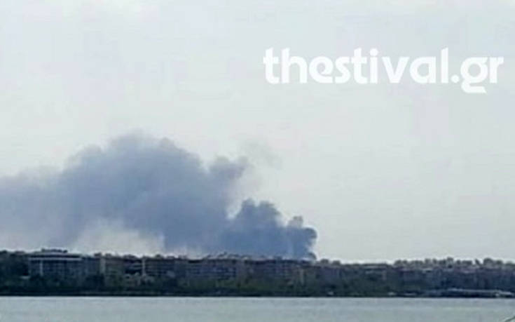 Φωτιά σε επιχείρηση στη Θεσσαλονίκη, κλειστός ο δρόμος προς Μηχανιώνα