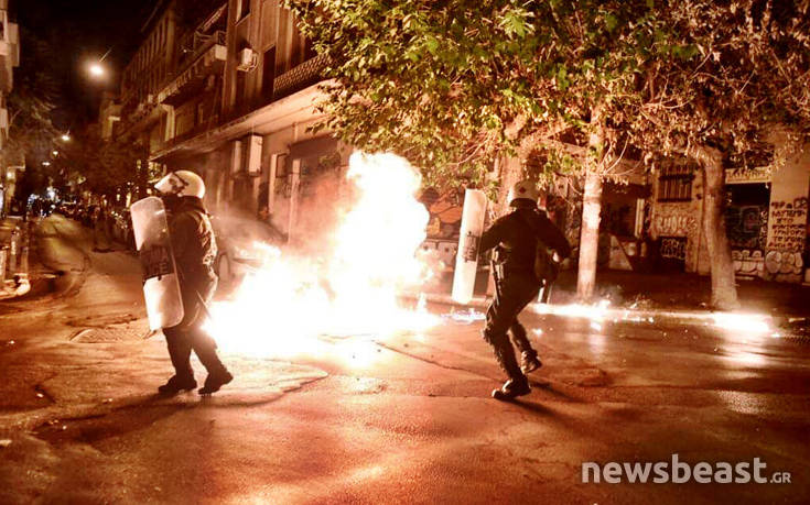 Επεισόδια στα Εξάρχεια μετά τη συγκέντρωση για τον Κορκονέα