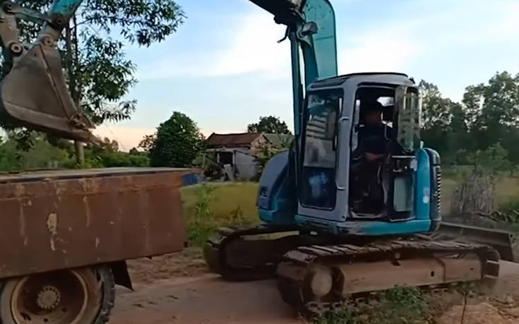 Φορτώνει γερανό πάνω σε φορτηγό με μοναδικό τρόπο