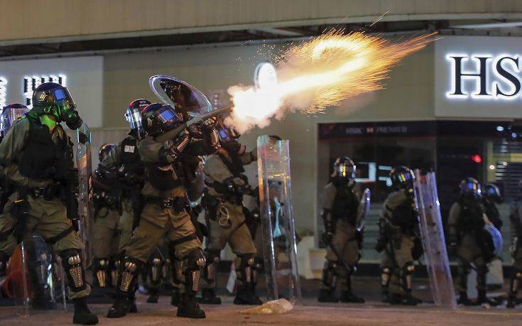 Χάος στο Χονγκ Κονγκ, με δακρυγόνα και σφαίρες από καουτσούκ διέλυσε η Αστυνομία τους διαδηλωτές