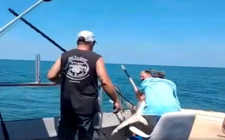 Βίντεο με καρχαρία που δαγκώνει ψαρά πάνω στο σκάφος