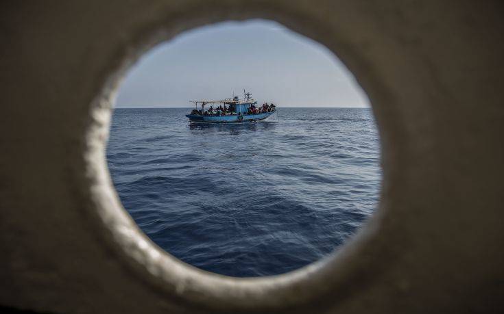Ισπανική ΜΚΟ ψάχνει ασφαλές λιμάνι για τους 55 μετανάστες που διέσωσε στη Μεσόγειο