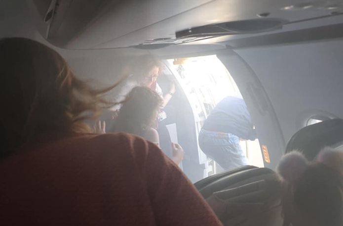Τρόμος και πανικός σε πτήση, η καμπίνα των επιβατών γέμισε καπνό