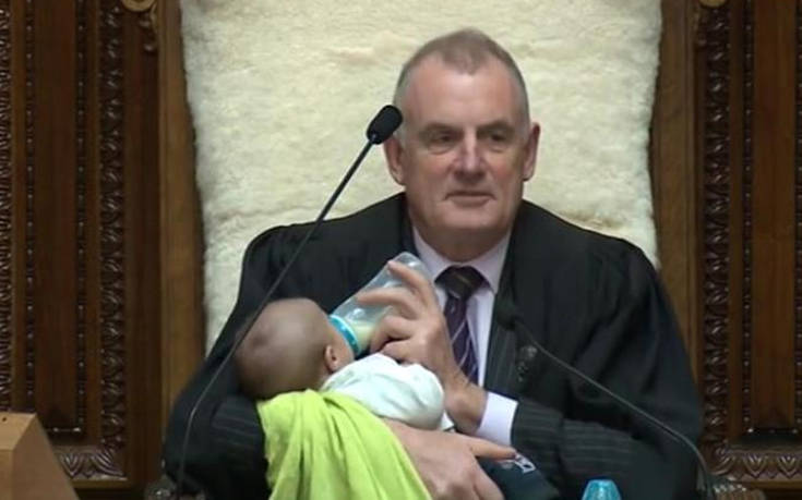 Ο πρόεδρος της Βουλής στη Νέα Ζηλανδία έγινε&#8230; babysitter