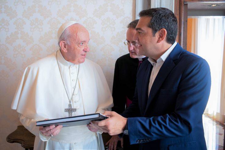 Το δώρο με ιδιόχειρη αφιέρωση του Πάπα στον Αλέξη Τσίπρα