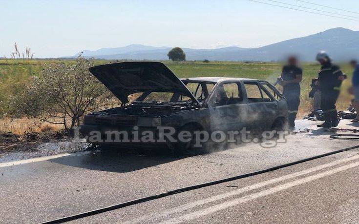 Αυτοκίνητο στη Λαμία τυλίχτηκε στις φλόγες και κάηκε ολοσχερώς