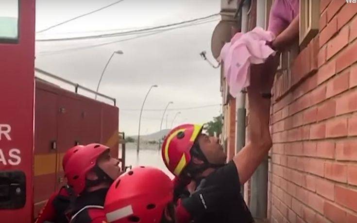 Συγκλονιστικό βίντεο διάσωσης βρέφους από τις πλημμύρες στην Ισπανία