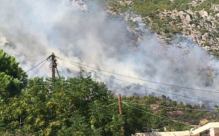 Φωτιά σε εξέλιξη στο Λουτράκι, ενισχύονται οι πυροσβεστικές δυνάμεις