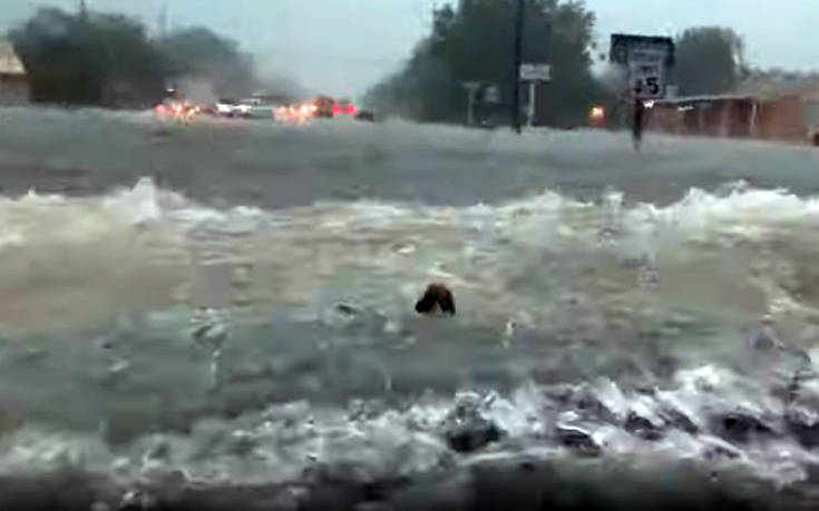 Θηριώδες Hummer κινείται σε πλημμυρισμένους δρόμους