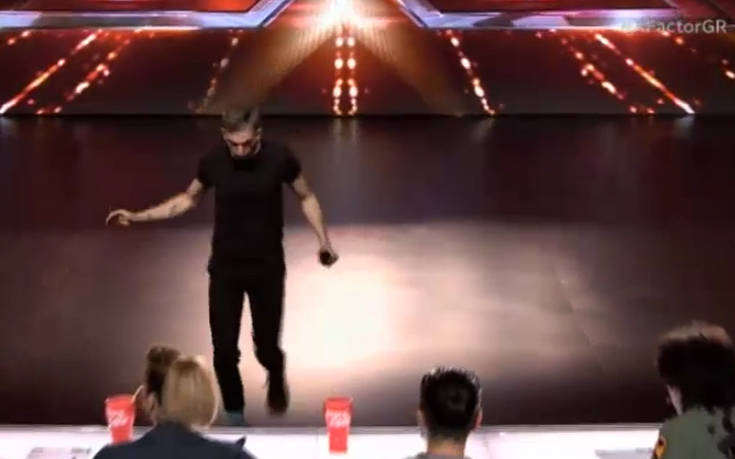 X-Factor: Ο παίκτης που δεν πρόσεξε το κενό και έπεσε από τη σκηνή