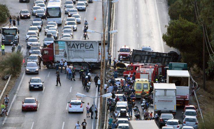 Σοβαρό τροχαίο στην Αθηνών-Κορίνθου: «Δεν έβλεπα στα  5 μέτρα από τον ήλιο» είπε ο οδηγός της νταλίκας