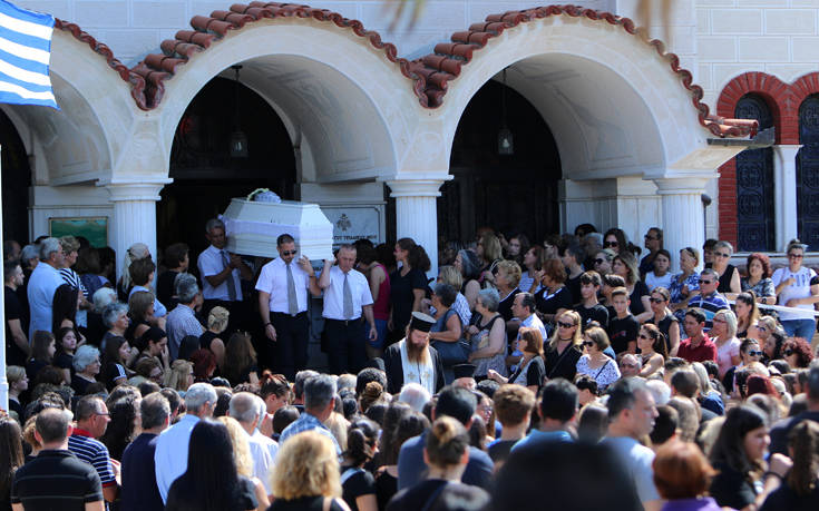 Θρήνος στην κηδεία της 14χρονης που βρήκε φριχτό θάνατο σε λούνα παρκ