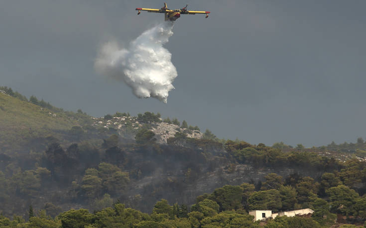 Σε εξέλιξη η φωτιά στο Λουτράκι, στη μάχη και εναέρια μέσα