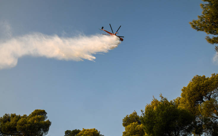 Ζάκυνθος: Μαίνεται η μεγάλη πυρκαγιά στον χωριό Αγαλάς