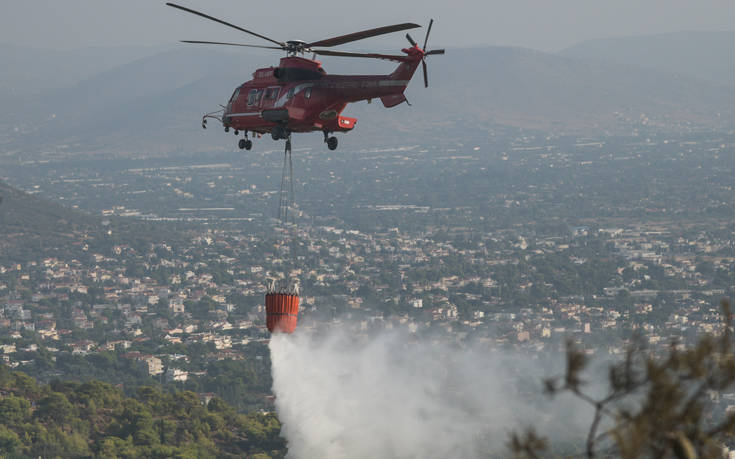 Μεγάλη φωτιά τώρα στη Μάνδρα κοντά στα διόδια