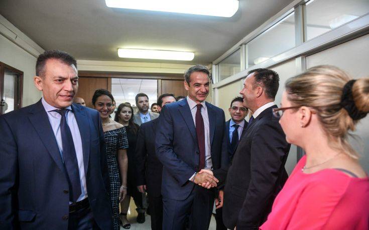 Στο υπουργείο Εργασίας ο Κυριάκος Μητσοτάκης