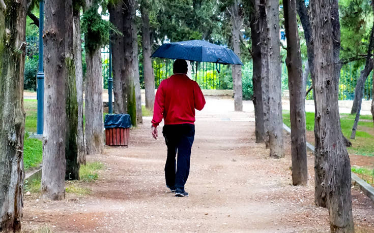 Καιρός: Πού περιμένουμε βροχές και καταιγίδες την Πέμπτη, τι θα γίνει στην Αττική