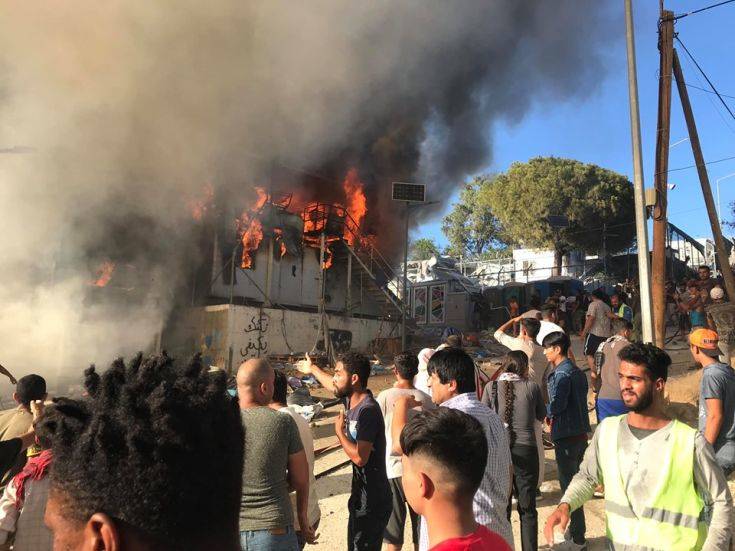 Φωτιά στη Μόρια: Δύο νεκροί σύμφωνα με την Αστυνομία &#8211; Επεισόδια σε εξέλιξη