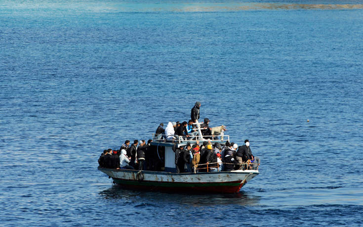Τουλάχιστον δύο νεκροί μετά την ανατροπή βάρκας με μετανάστες	στην Τυνησία