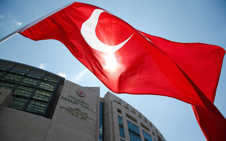 Δύο Τούρκοι δημοσιογράφοι δικάζονται για άρθρο τους σχετικά με την πτώση της λίρας