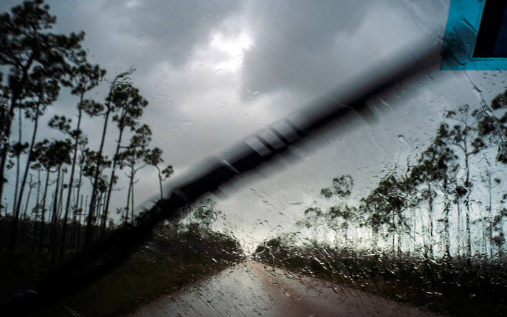Εξασθενεί ο κυκλώνας Ντόριαν που κατευθύνεται στη Φλόριντα