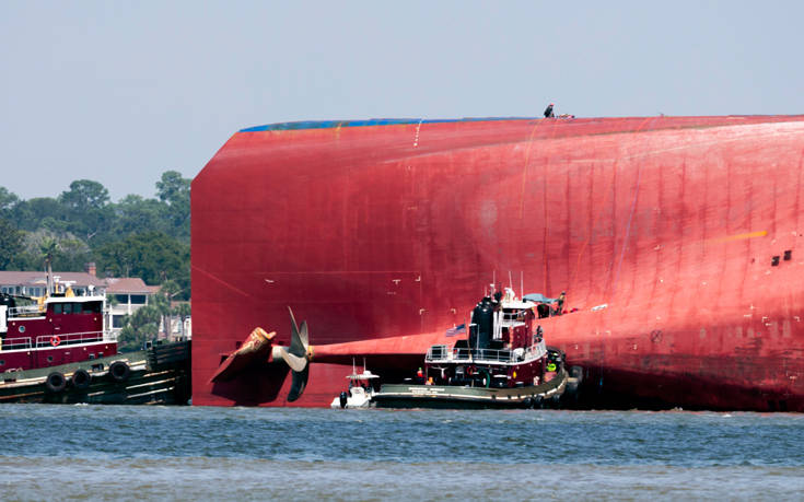 Αγωνιώδεις προσπάθειες να σωθούν ναυτικοί από πλοίο που μέρος του βρίσκεται κάτω από το νερό
