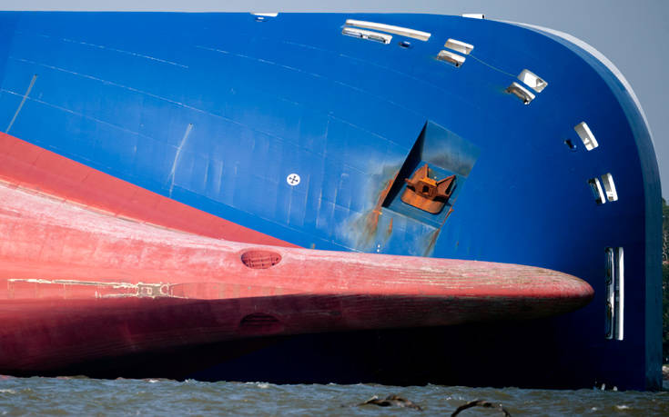 Αίσιο τέλος για τους τέσσερις παγιδευμένους ναυτικούς στο φορτηγό πλοίο που πήρε κλίση