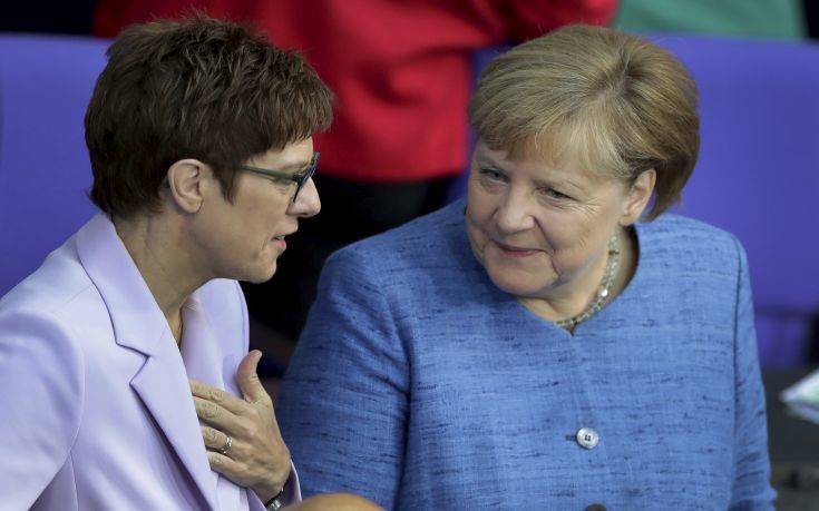 Γερμανία: Διαψεύδει τις φήμες για ρήξη με τη Μέρκελ η υπουργός Άμυνας