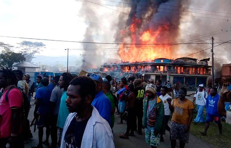 Ταραχές με είκοσι νεκρούς στην Παπούα, οι 16 παγιδεύτηκαν σε φλεγόμενο κτίριο