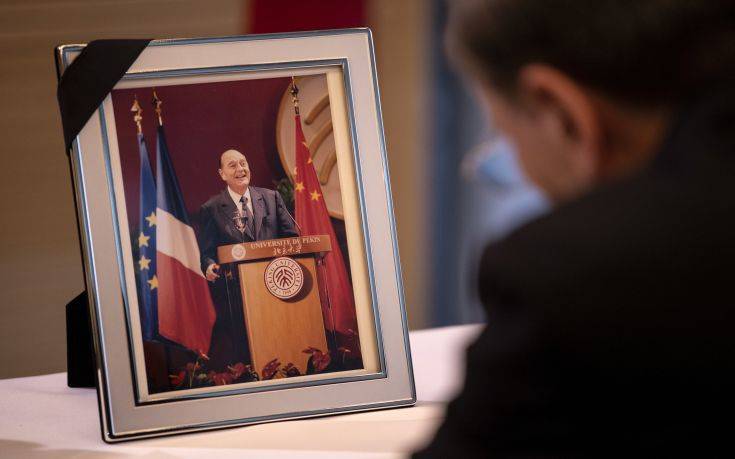Γαλλία: Σε λαϊκό προσκύνημα η σωρός του Ζακ Σιράκ