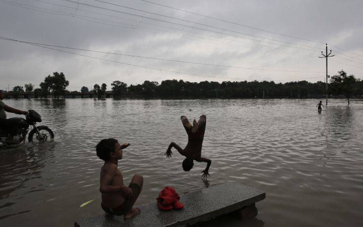 Ινδία: Στους 73 οι νεκροί από τις έντονες βροχοπτώσεις