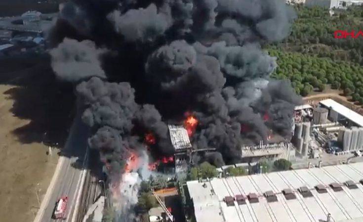Κωνσταντινούπολη: Δύο πυροσβέστες τραυματίστηκαν από πυρκαγιά σε χημικό εργοστάσιο