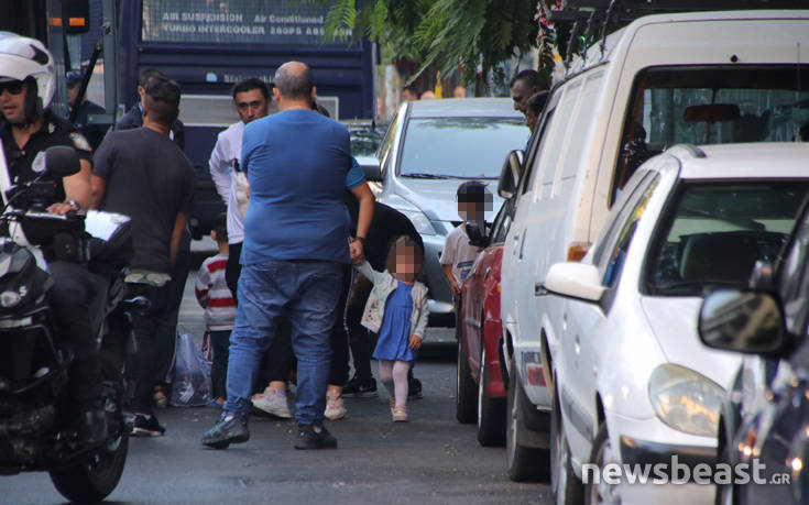 Πρώτες εικόνες από τη μεγάλη επιχείρηση εκκένωσης κτιρίου στο κέντρο της Αθήνας