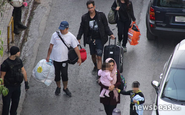 Εικόνες από την επιχείρηση της ΕΛΑΣ σε υπό κατάληψη κτίριο στο κέντρο της Αθήνας