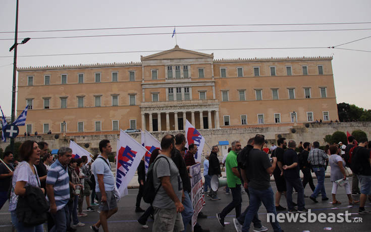 Έφτασαν στο Σύνταγμα οι διαδηλωτές του ΠΑΜΕ