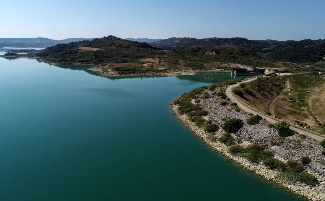 Εντυπωσιακές εικόνες από το φράγμα του Πηνειού στην Πελοπόννησο